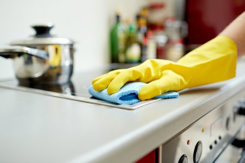 Machine polishing service for hard floors in N8